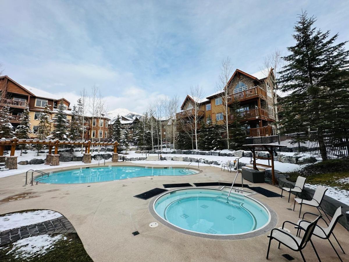 Canmore Mountain Retreat - Heated Pool & Hot-Tub Apartment Exterior photo