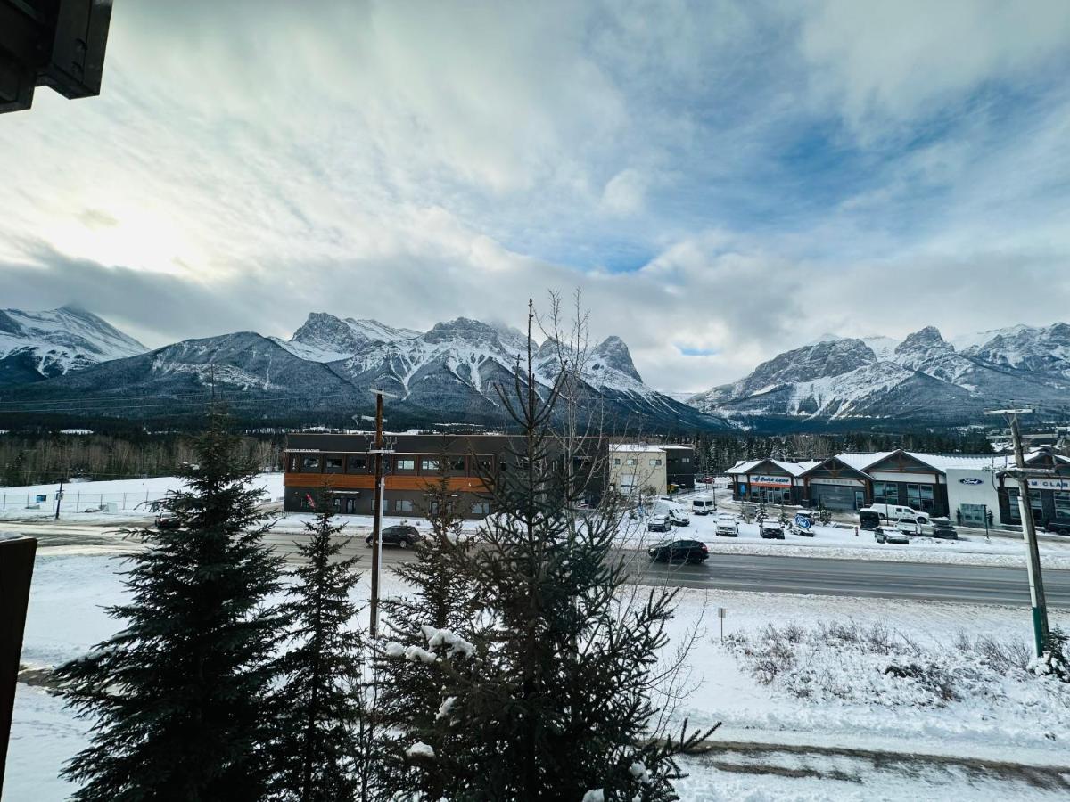 Canmore Mountain Retreat - Heated Pool & Hot-Tub Apartment Exterior photo